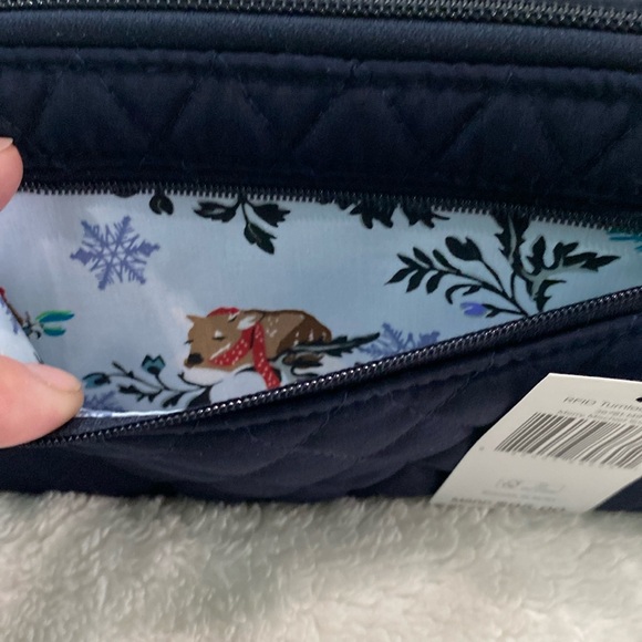 ❄️🆕Vera Bradley Turnlock RFID Wallet “Merry Mischief Snow Day❄️Navy Blue - Picture 7 of 9